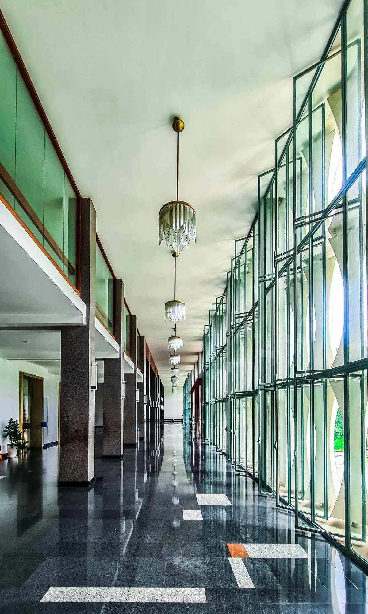 Living luminos și ordonat, cu mobilier puțin și blaturi complet libere