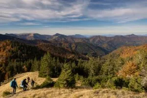 Serpentine montane pe Transfăgărășan văzute de sus, cu drumeți pe creastă